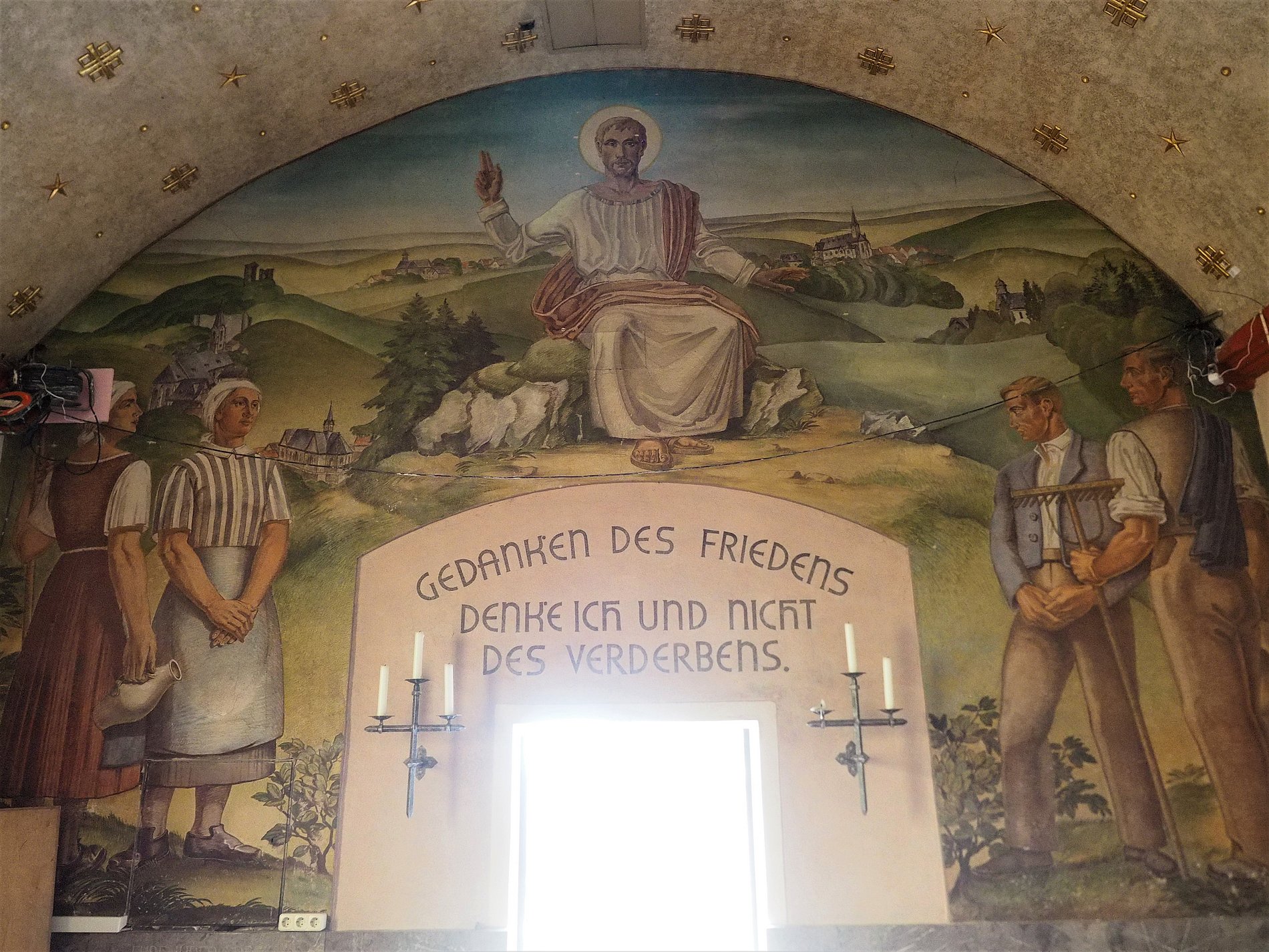 Die bemalte Hinterwand im Innern der Kapelle.