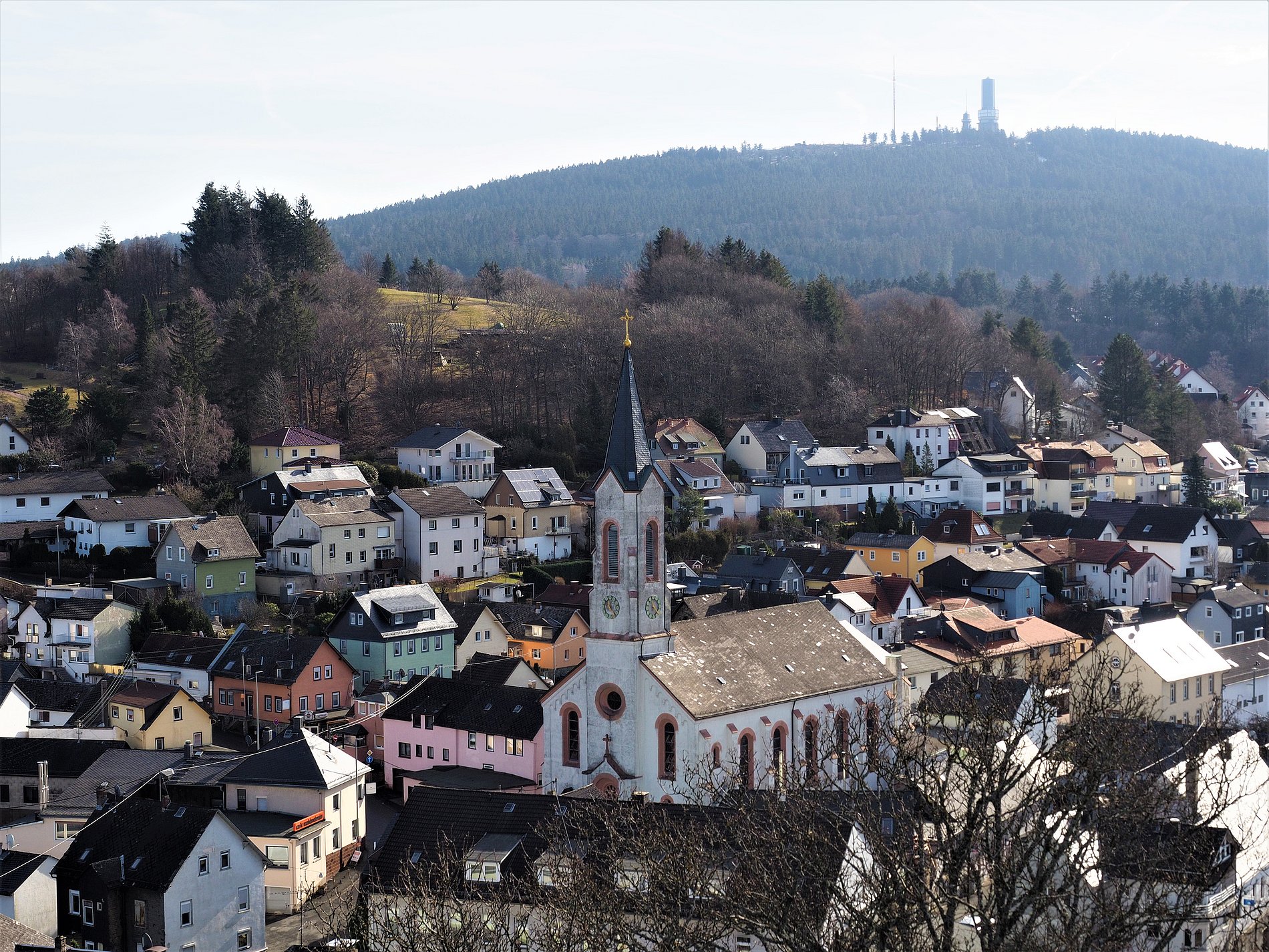 Kath. Kirche St. Georg im Zentrum von Oberreifenberg Blick auf St. Georg von der Burg herunter
