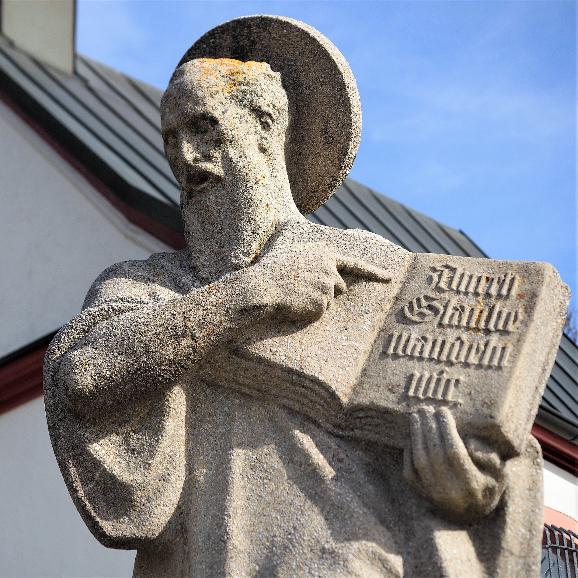 Eine der beiden Statuen im Eingangsbereich.
