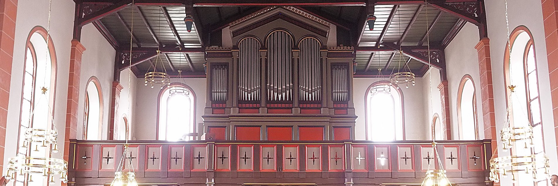 Die Orgel vom Altar aus gesehen (Breitbild 16:9)