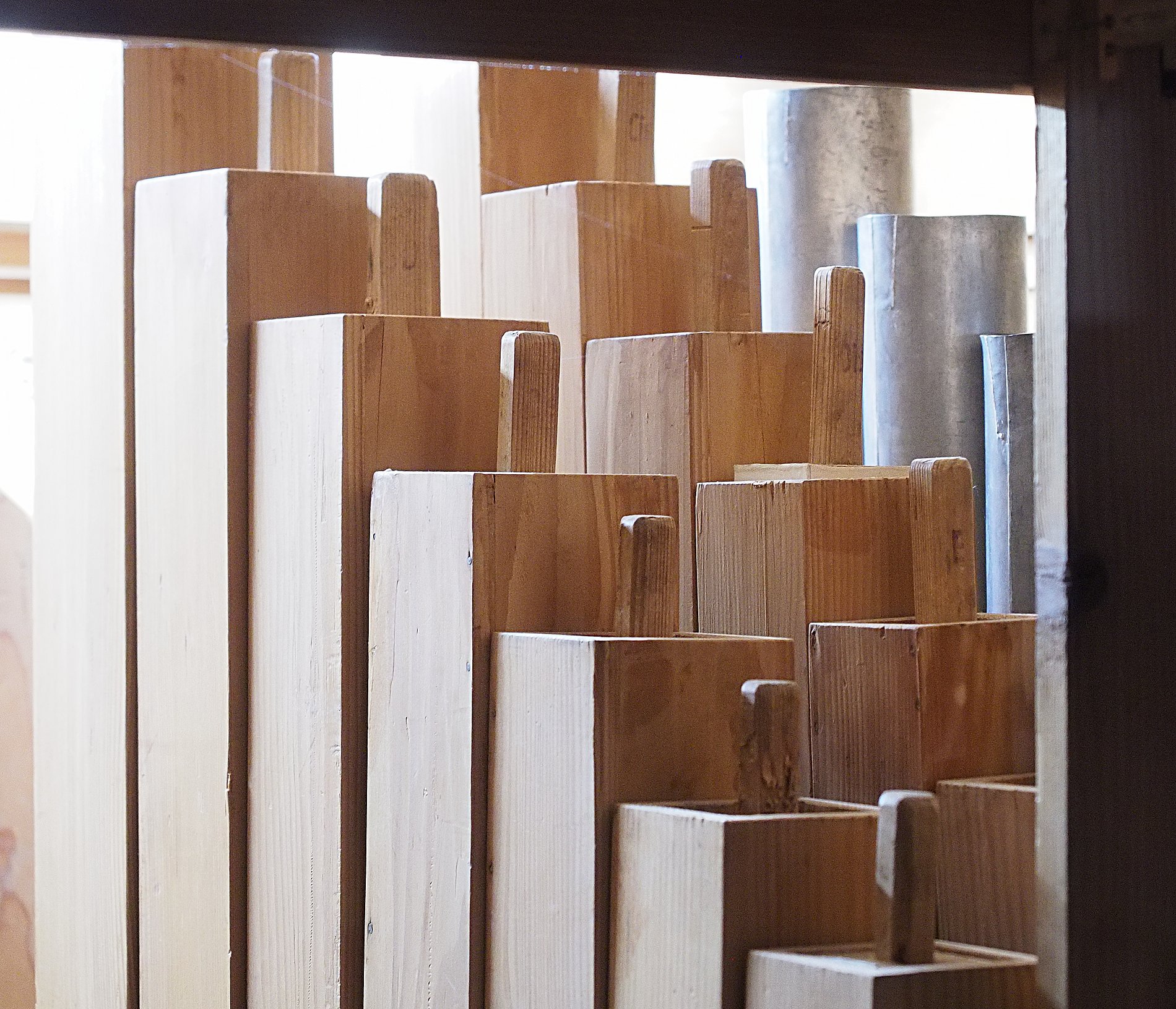 Blick ins Innere. Hier sieht man Holzpfeifen.