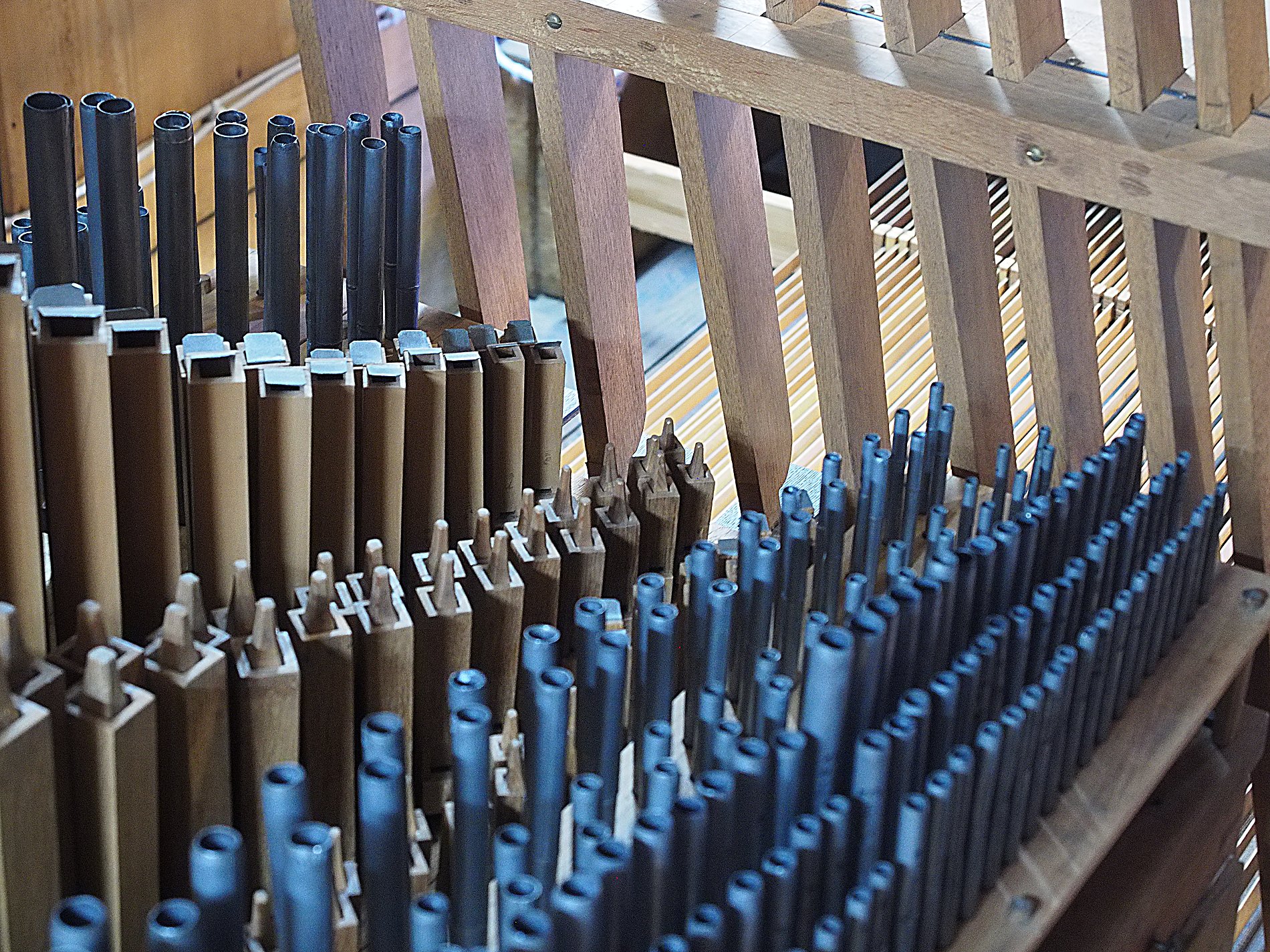 Blick ins Innere. Hier sieht man Holz- und Metallpfeifen.
