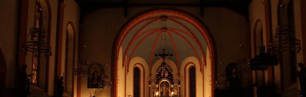 St. Georg im Kerzenschein