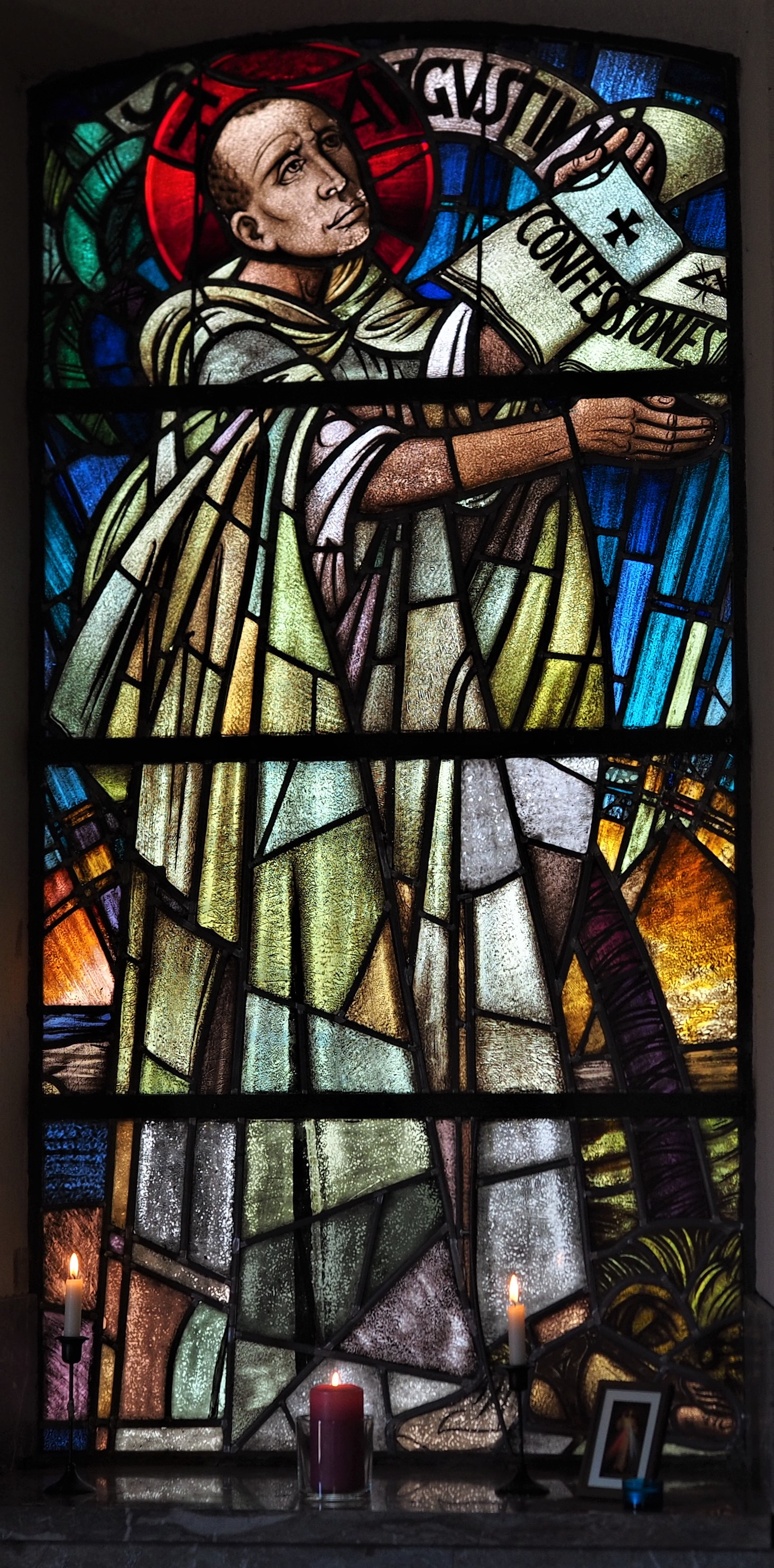Fenster, das den heiligen Augustinus darstellt.