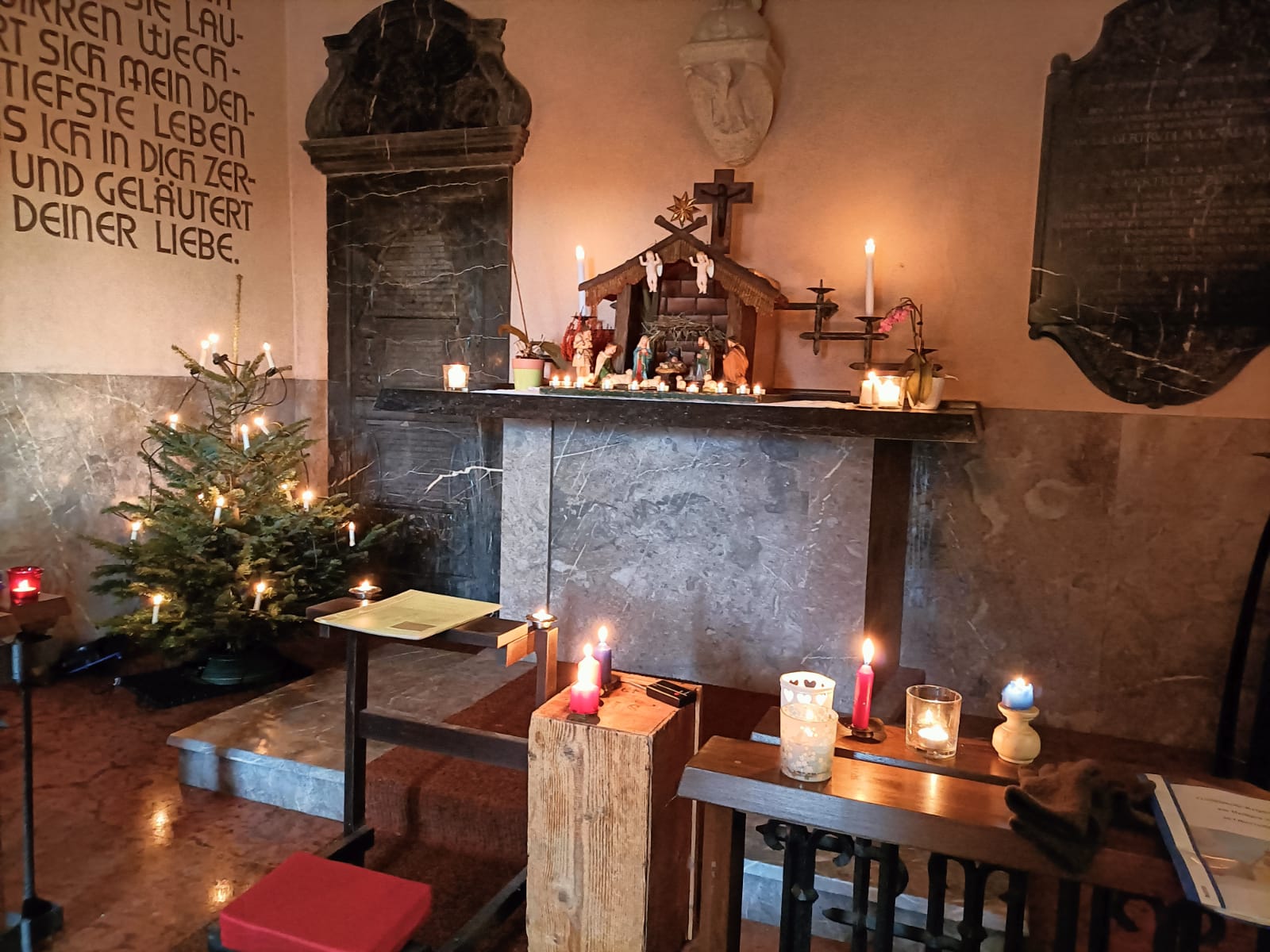 Altar in der Gertrudis-Kapelle mit Krippe
